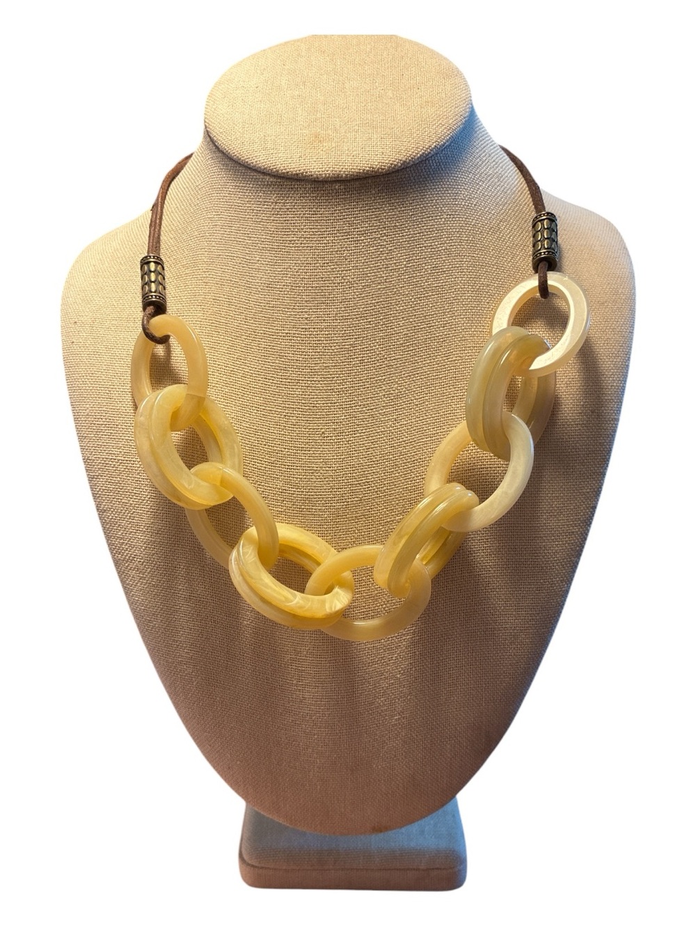 🔵 Avon Cream Resin Link Necklace